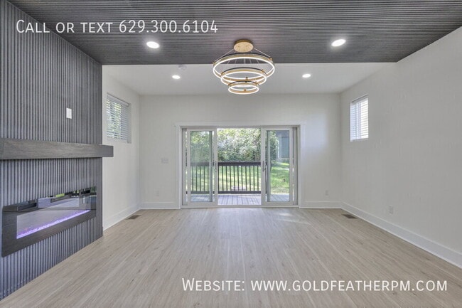 Building Photo - 402 E Trinity Ln