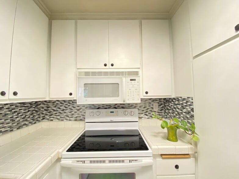 Updated kitchen (brand new microwave) - 355 S Los Robles Ave