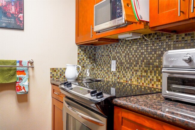 Building Photo - 7060 N Holiday Dr