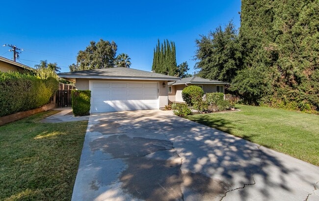 Building Photo - Updated 3 Bedroom Home in Quiet Street