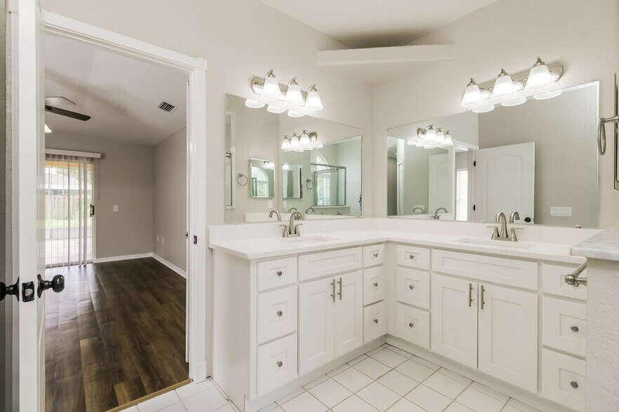 Building Photo - 1837 Tangledvine Dr