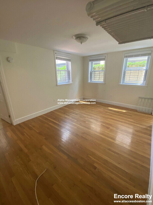 Building Photo - 14 Centre St