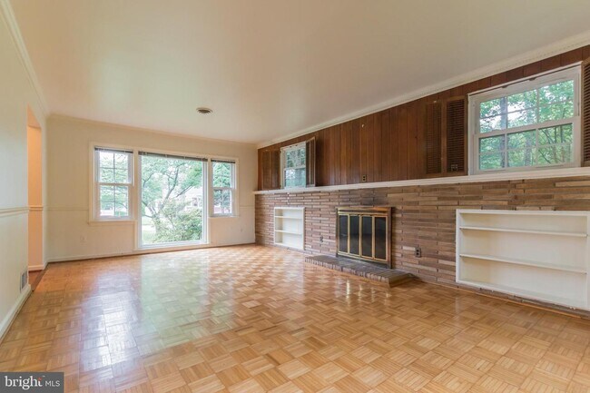 Building Photo - 9702 Bellevue Dr