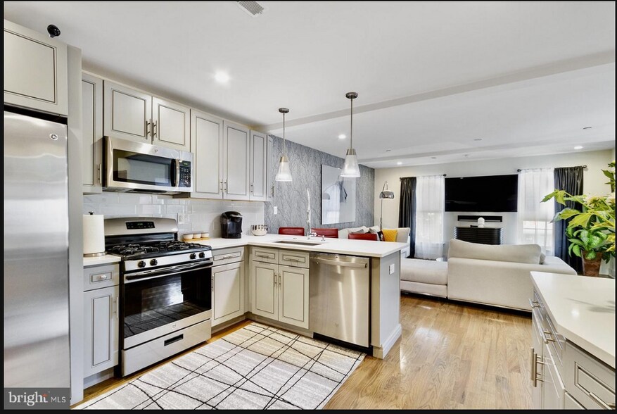 Building Photo - 2536 W Girard Ave