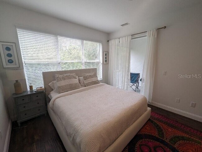 Building Photo - 2142 Park Crescent Dr