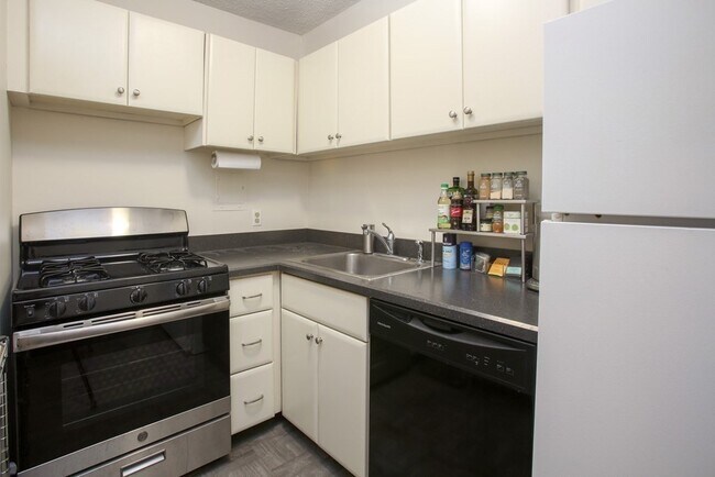 Building Photo - 33 Pond Ave