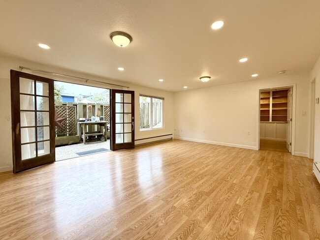 Building Photo - Coastal Living at its Finest (In-Law Suite...