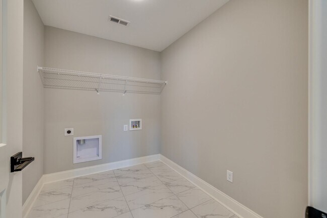 Building Photo - Maryville 37803 - Coming Soon! Showings begin 08/17/2026. 4-bedroom, 3.5-bath home in Maryville -...
