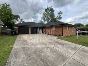 Building Photo - Beautifully Remodeled 3 Bed 2 Bath Moore H...