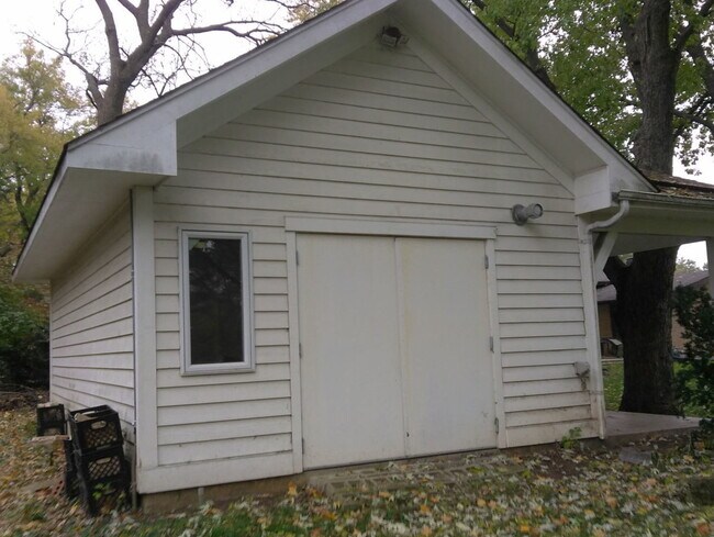 Building Photo - 6027 Lincoln Ave
