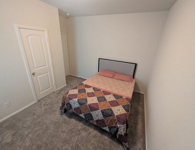 Guest Room 2 - 8244 Brashear Trl