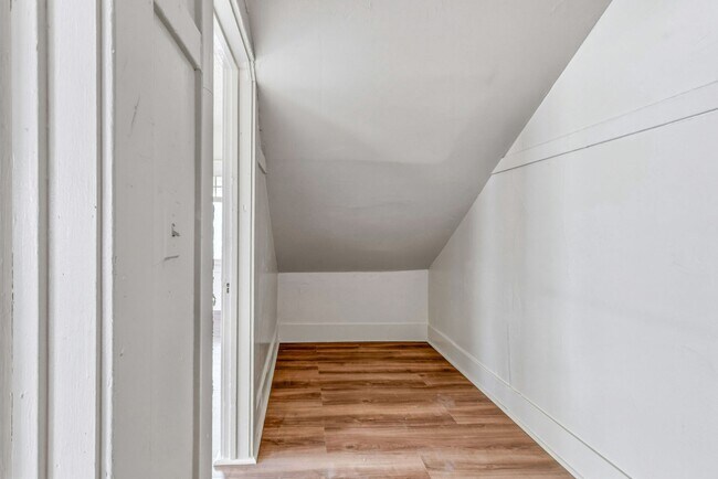 Building Photo - Spacious 1BR + 2.5BA Near USC and DTLA | First Floor Unit