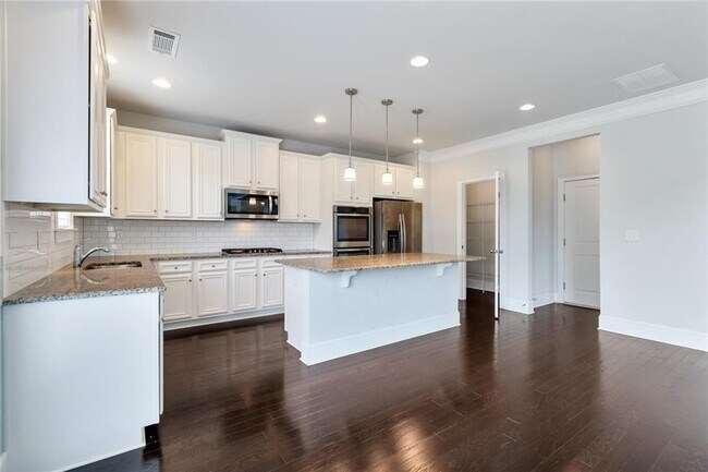Building Photo - 5210 Mirror Lake Dr