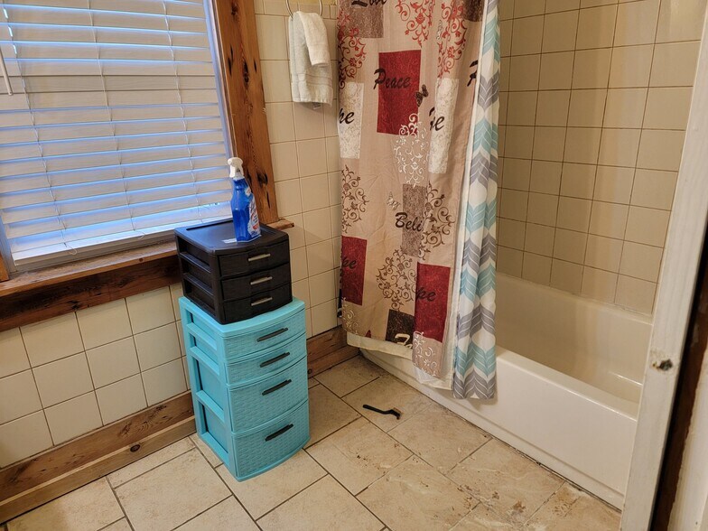 Building Photo - 8416 Brush St