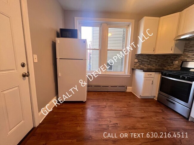 Building Photo - *** ALBANY PARK / 4 BEDROOM - 2 BATH / ONS...