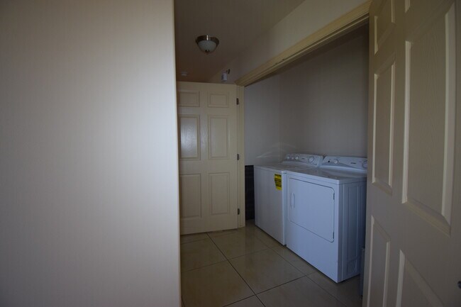 Building Photo - 1402 W Carmen Ave