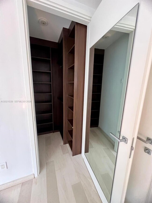 Building Photo - 1300 Brickell Bay Dr