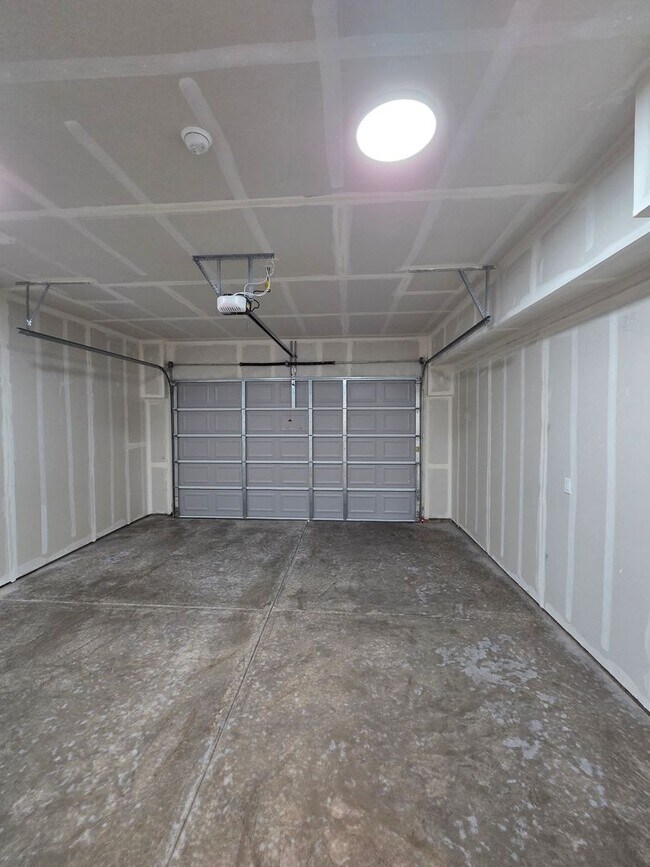 Building Photo - Brand New Large 2 bedroom 2.5 Bathrooms in Centralia