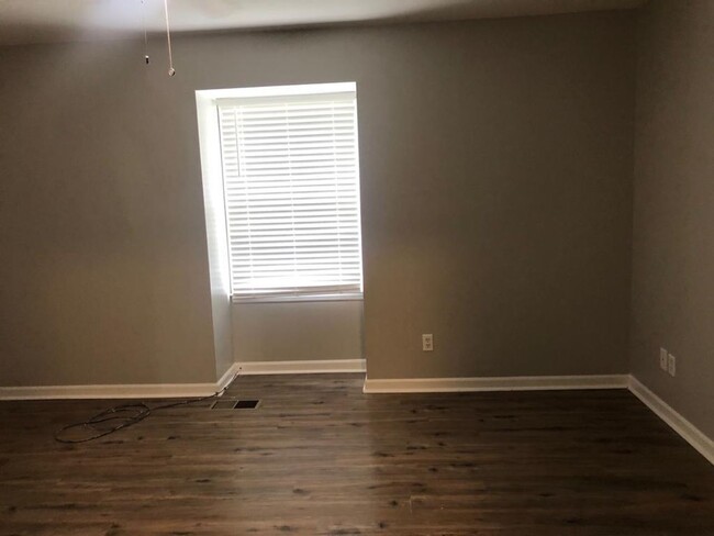 Building Photo - Great Oakwood location - 2 bedroom