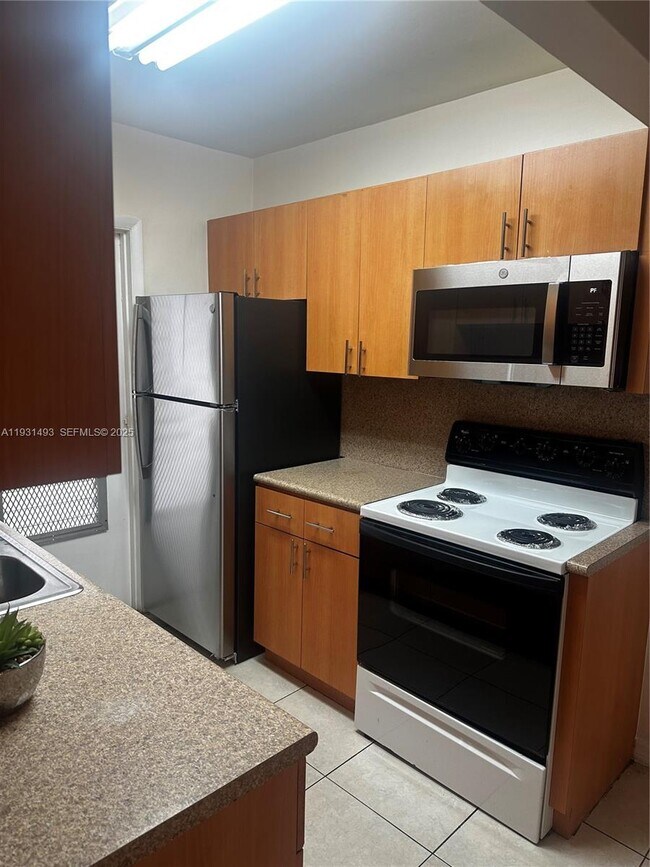 Building Photo - 1855 Plunkett St