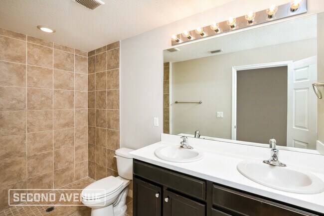 Building Photo - 846 Carnation Ave SE