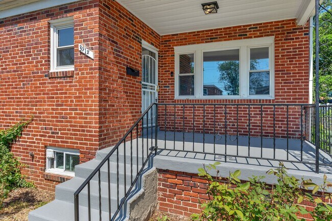 Building Photo - 3912 Mortimer Ave