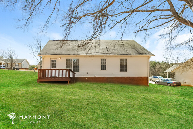 Building Photo - Charming 3-Bedroom