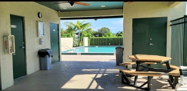 Building Photo - 750 SW Claudia Ave