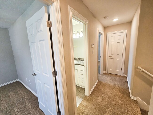 Building Photo - Beautiful 3 Bed/2.5 Bath Townhome in Chaff...