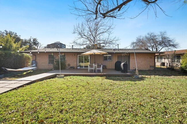 Building Photo - 319 Marquis Ln