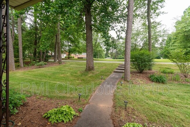 Building Photo - 1301 Pierson Dr