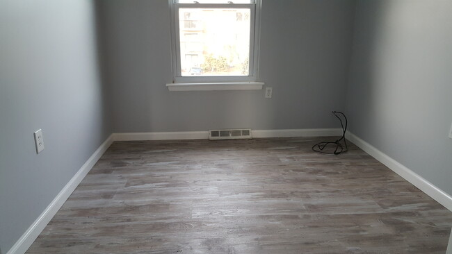 Building Photo - Spacious 3 Bedroom, 1 Bath Townhome in Hav...
