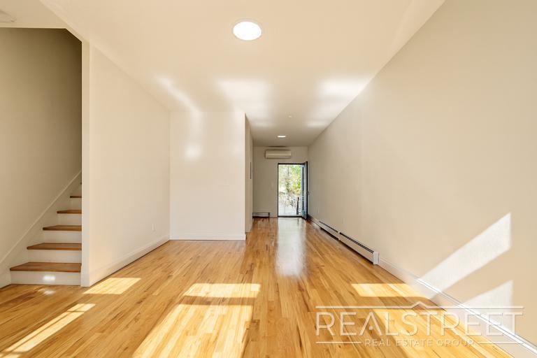 Primary Photo - Charming 2 Bed 1.5 Bath Upper Duplex in Bu...