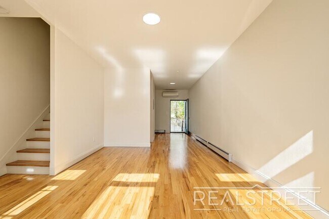Building Photo - Charming 2 Bed 1.5 Bath Upper Duplex in Bushwick with Garden
