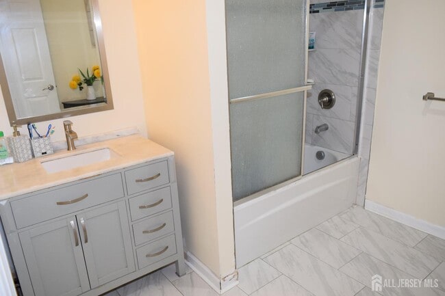 Building Photo - 424 Remsen Ave