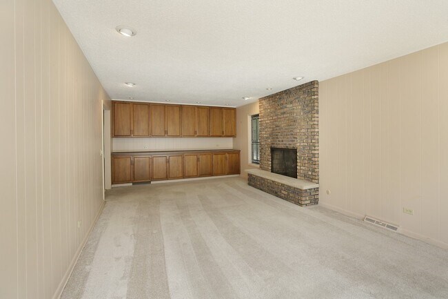 Building Photo - 258 Dennis Ln