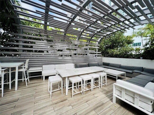 Building Photo - 851 NE 1st Ave