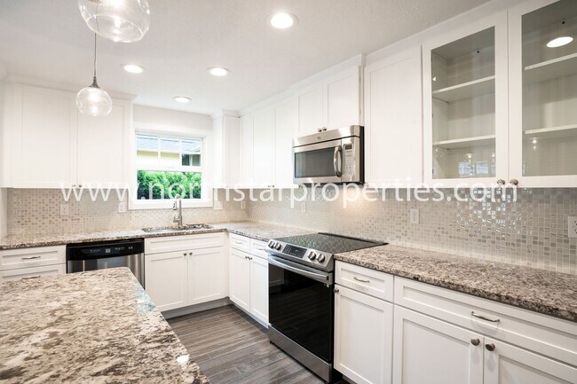 Building Photo - Impeccable Multnomah Village Bungalow