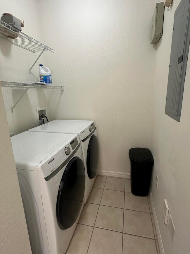 Building Photo - 3020 Alcazar Pl
