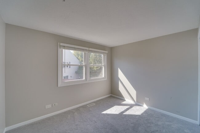 Building Photo - 1883 Jamestown Cir