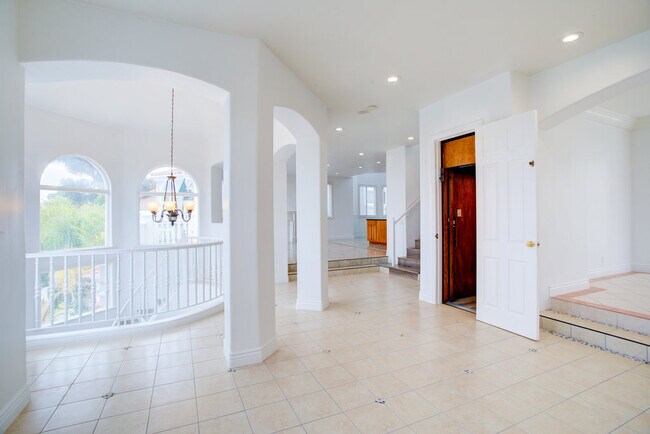 Building Photo - 4318 Mesa St