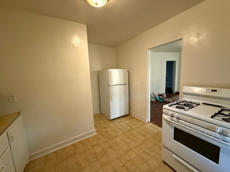 Kitchen - 1500 Jiroch St