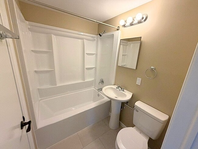 Building Photo - Nice three bedroom home located in an Excellent neighborhood!