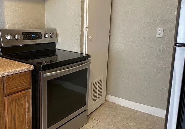 Building Photo - Stylish & Spacious 1-Bedroom Near Midtown ...