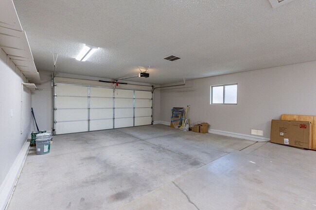 Building Photo - Modern Updated Home in Gated Community of ...