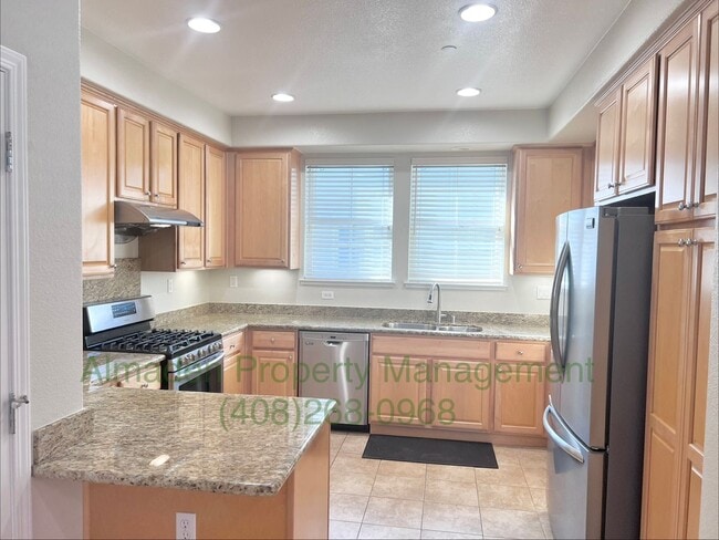 Building Photo - Newer Corner Townhome in Great Location! Central A/C & Pets Negotiable!