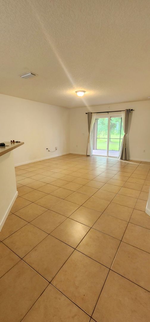 Building Photo - Serene Home on golf Course with Large Screened Patio