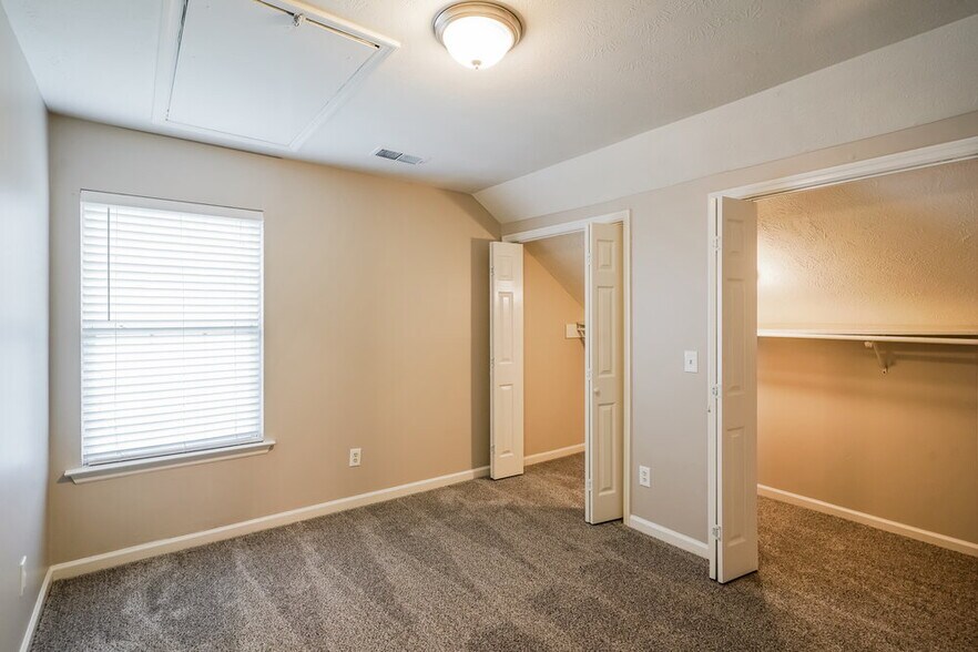 Building Photo - 1825 Lakewood Village Dr