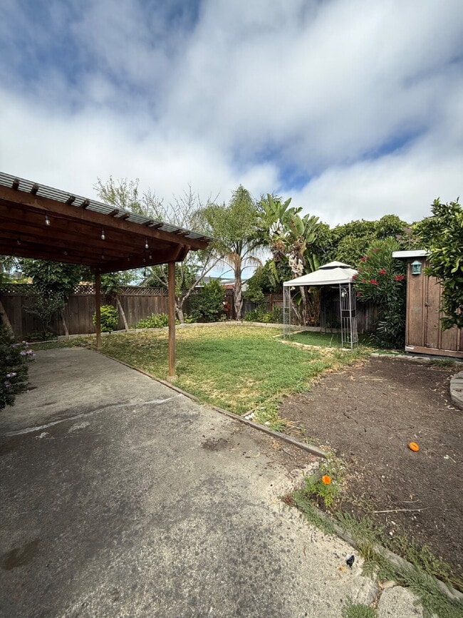 Building Photo - Spacious 4 Bedroom 2.5 Bathroom Hayward Home with Fresh Paint and New Carpet
