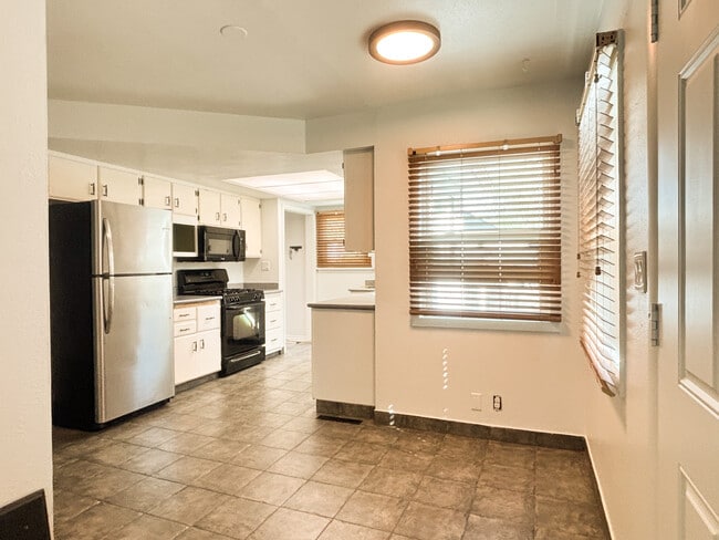 Building Photo - 1721 S Shoshone St